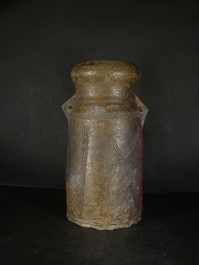 各見飛出記 作 備前掛花入 備前焼 登窯 備前焼伝統工芸士 各見 飛出記 共箱付き黄ゴマ耳付き花入