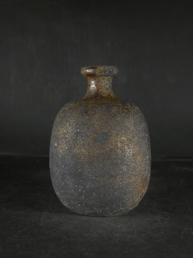 備前焼　さかきばら啓司（師人間国宝伊勢崎淳）作　黒備前徳利 備前焼 さかきばら啓司（師人間国宝伊勢崎淳）作 黒備前徳利